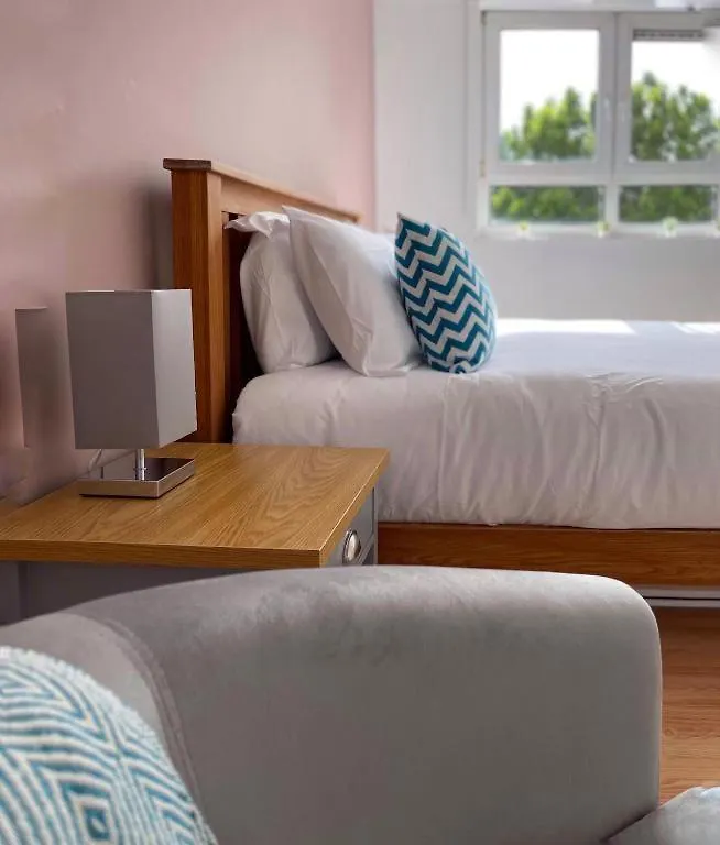 Tom Place In Mile End - 2 Double Beds, 1 Bunk Bed, Max 6, Spacious, Ideal For Families London Apartment