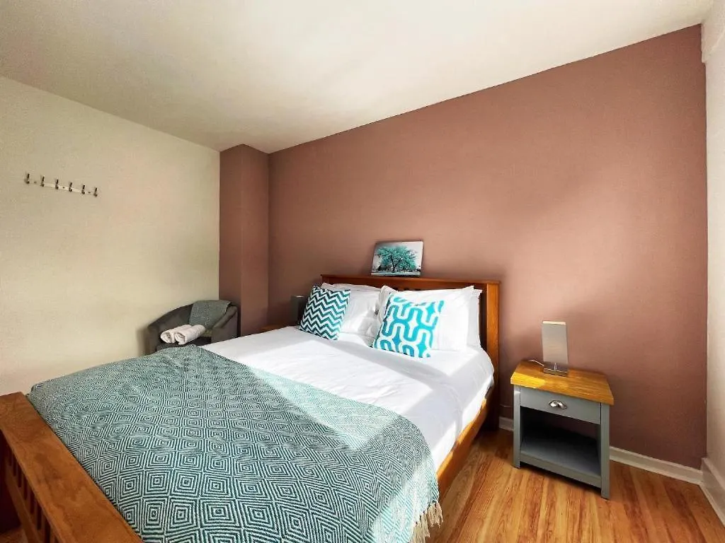 Apartment Tom Place In Mile End - 2 Double Beds, 1 Bunk Bed, Max 6, Spacious, Ideal For Families London