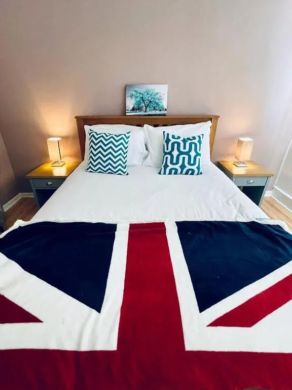 Tom Place In Mile End - 2 Double Beds, 1 Bunk Bed, Max 6, Spacious, Ideal For Families London