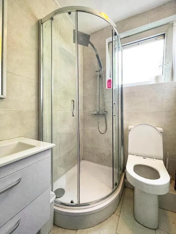Apartment Tom Place In Mile End - 2 Double Beds, 1 Bunk Bed, Max 6, Spacious, Ideal For Families London