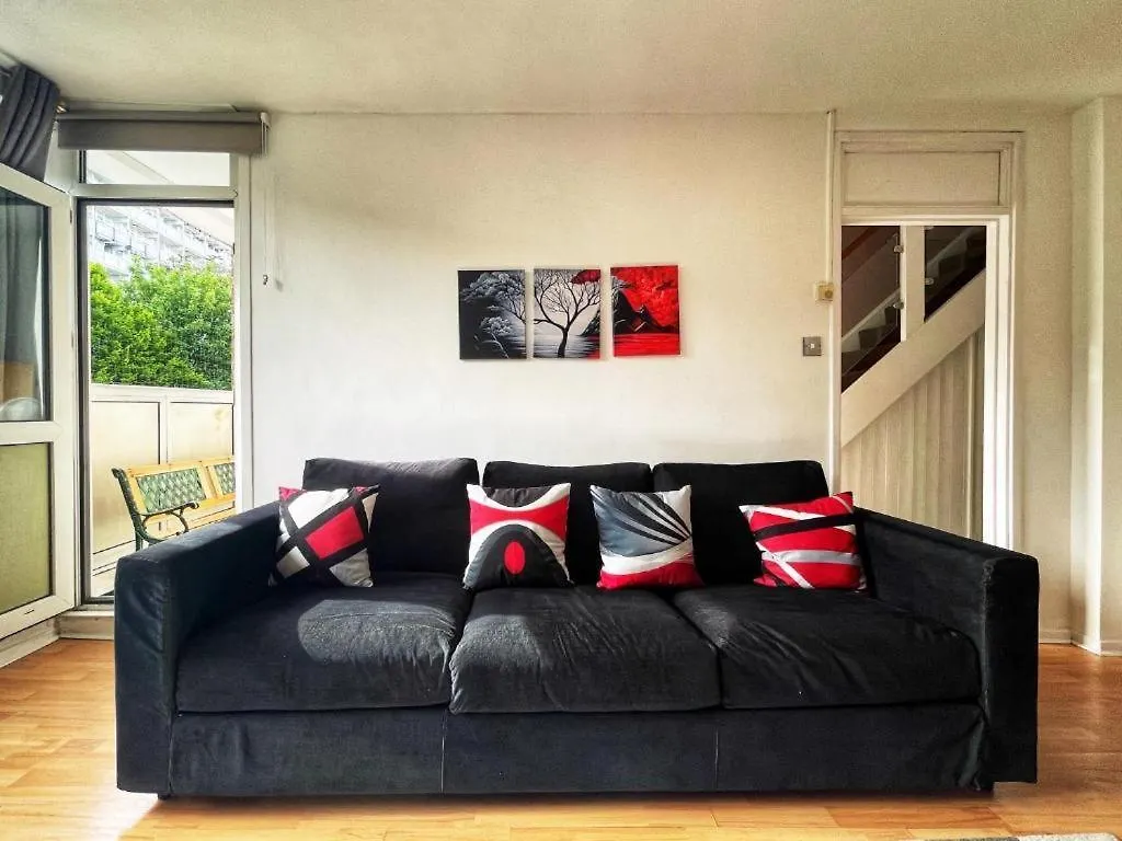 Tom Place In Mile End - 2 Double Beds, 1 Bunk Bed, Max 6, Spacious, Ideal For Families London Apartment